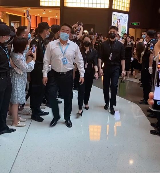 宋妍霏|宋妍霏现身三亚某商场，路人们拿出手机拍照：“哇，好漂亮呀”
