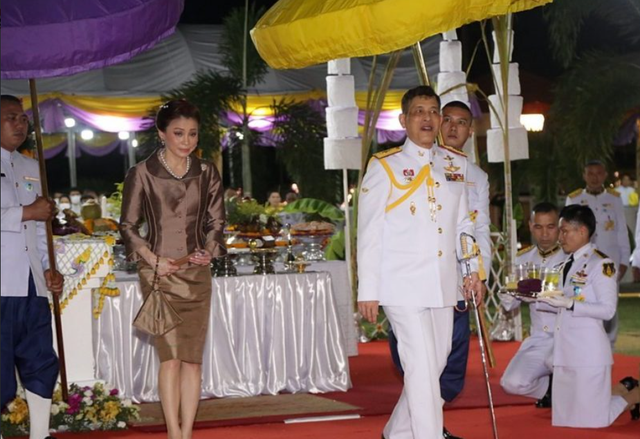 马思纯|苏提达“满天星”造型惊艳，优雅朴素温柔娇羞，69岁泰王目不转睛