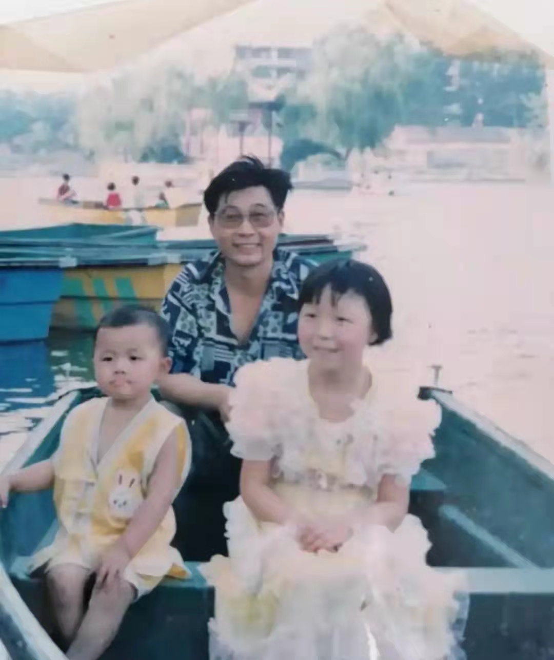 |姚策小时候太幸福，千宠百爱，郭威穿着像是一个“衣服继承者”