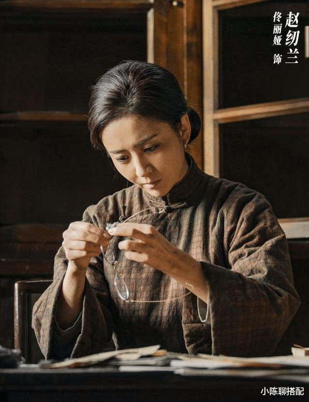 小陈聊搭配|佟丽娅影幕新形象被众人夸，她的变身大女人的造型小技巧值得一学