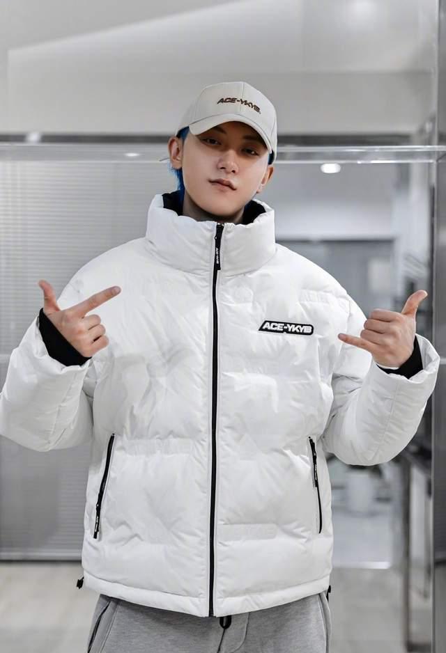 何洁|黄子韬直播卖面包,因价格便宜两万单瞬间被秒空,此前曾怒怼黑粉