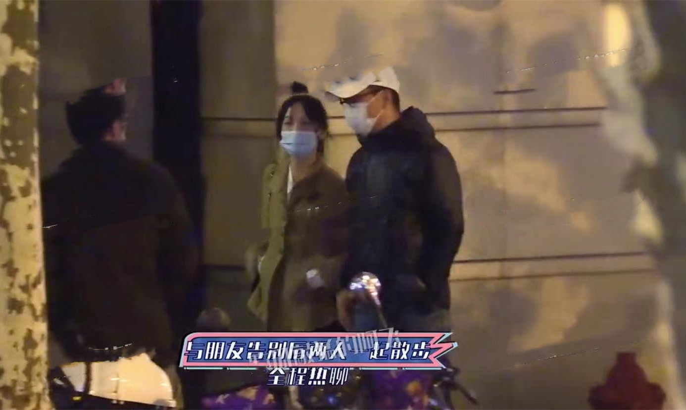 周杰|51岁周杰恋情曝光！和长腿萌妹出游举止亲密，深夜挽手同回酒店