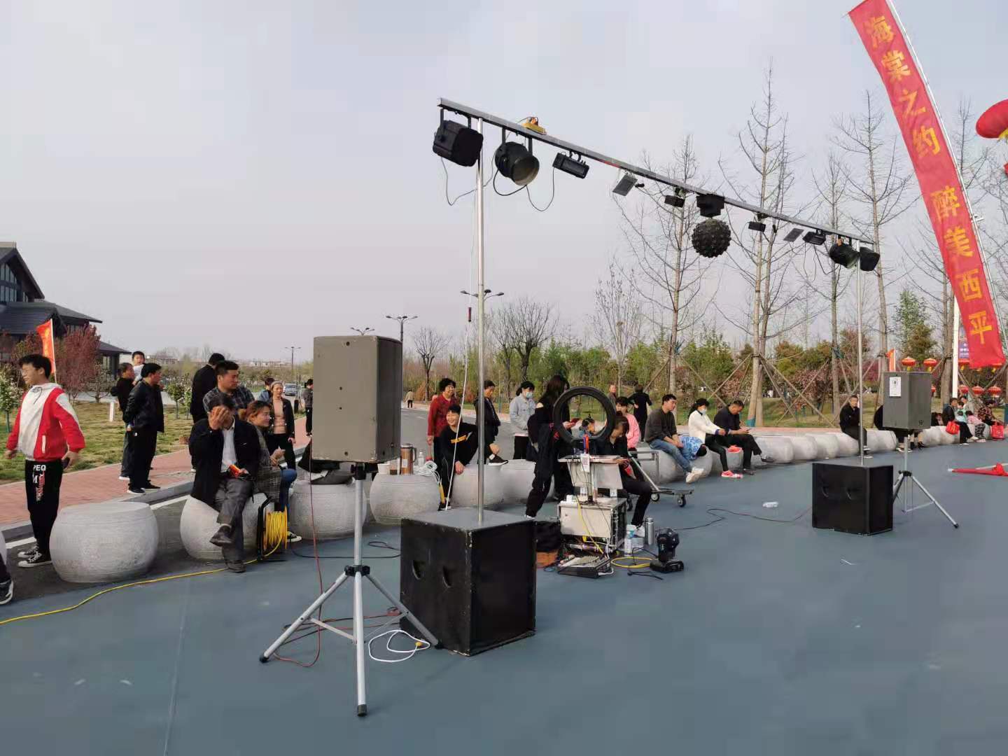 镜瞰天下 西平两位大哥在广场演唱，唱功了得、配合默契