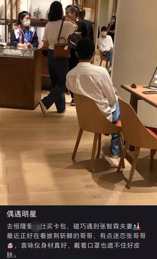 袁咏仪|50岁袁咏仪与友人吃大餐，喝到微醺脸颊红润，桌上数瓶茅台显奢侈