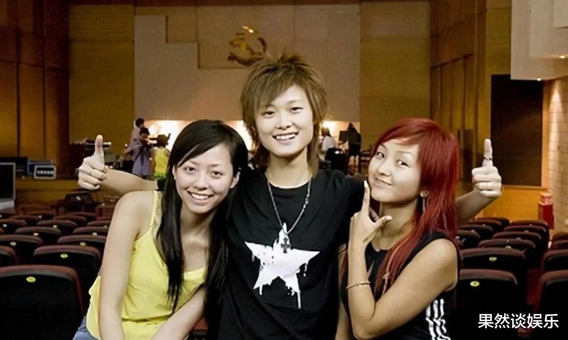 何洁|昔日超女，冬日丝袜短裙商场演出养家，无能老公却一分力都使不上