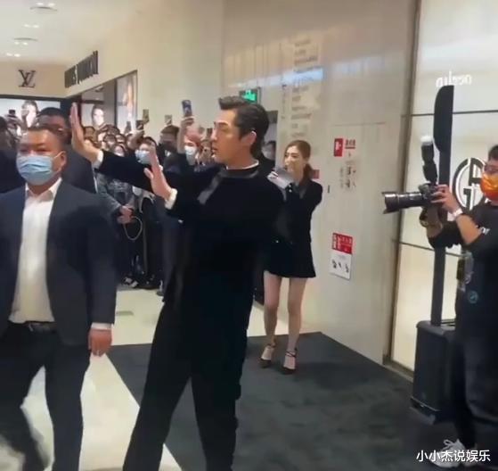 胡歌|青岛：胡歌现身某商场，现场挤满围观群众，和粉丝合影还单膝下跪