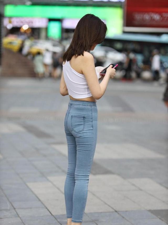 牛仔裤|胖女孩也能穿吊带吗？试试白上衣+牛仔裤，简单时尚，清爽显瘦