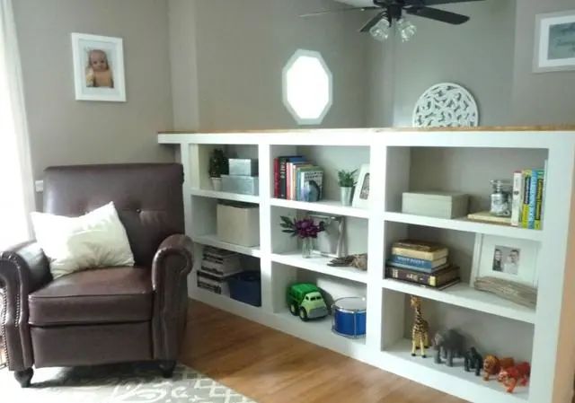 楼梯护栏和隔断旁别空着，装个半墙柜，收纳翻倍谁看都说太实用