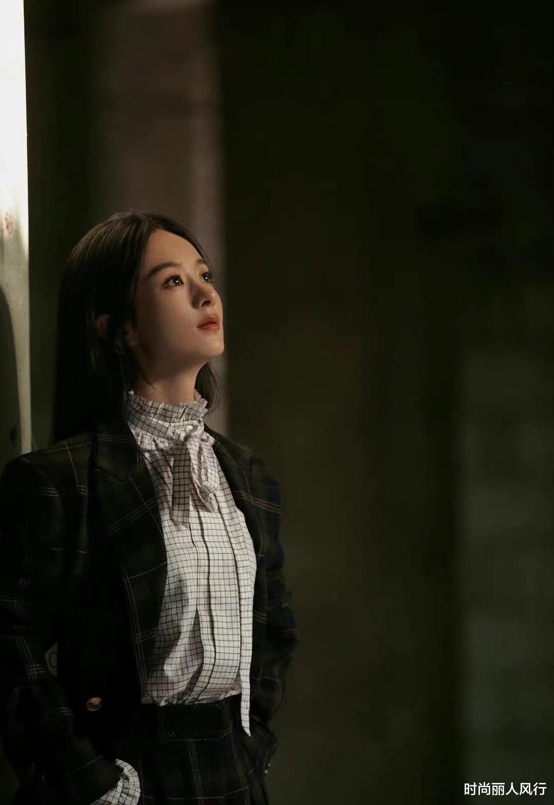 赵丽颖|赵丽颖形象大变彻底逆袭！穿黑色西装拍大片霸气十足，变腹黑女神