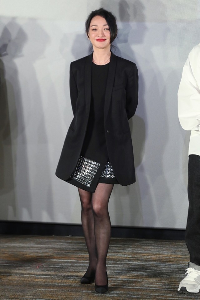 服饰|别看周迅身材娇小，但穿黑西装却有女王范，配黑色丝袜更有魅力