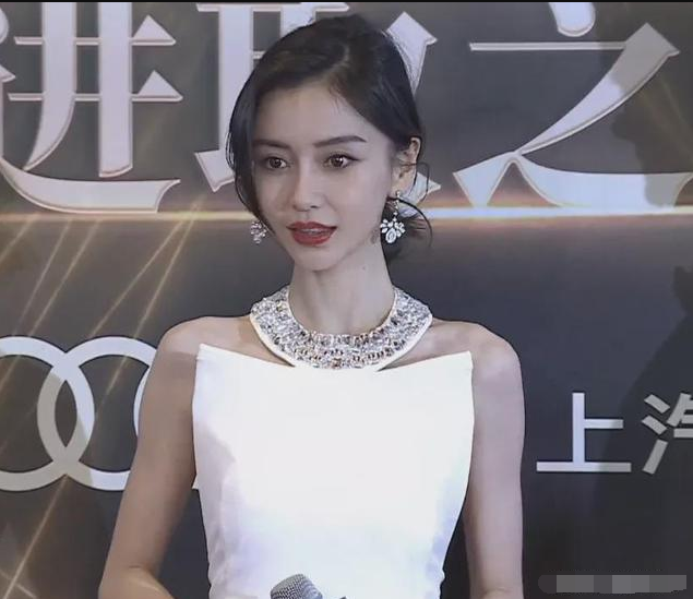 主持人|时尚盛典主持人与胖瘦杠上了,Baby太瘦阿娇太胖,还有人直接摔倒