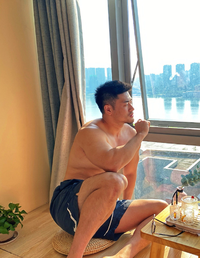 健身圈一哥|身材健壮如公牛，麒麟臂霸气维度大，这样的肌肉爷们很给力！