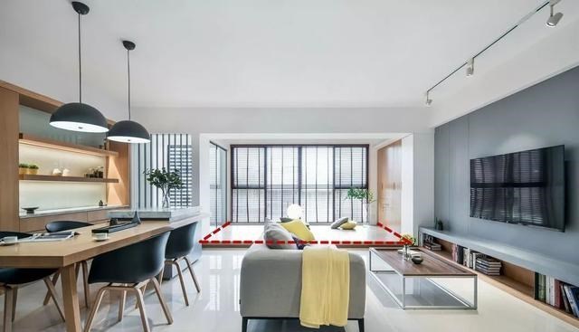 买不到带飘窗的户型，让师傅在客厅造个“全景式飘窗”，一点没输