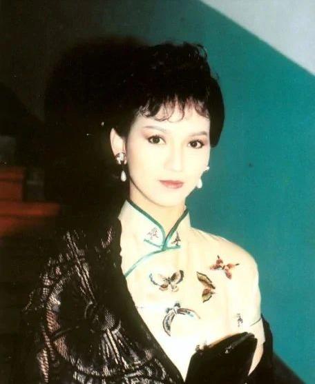 卡戴珊|绝美“国货”风靡全球！让卡戴珊爱不释手：不愧是东方之美