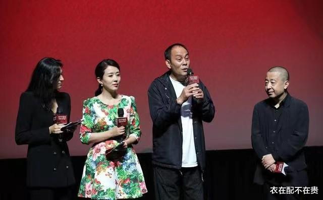 衣在配不在贵 43岁颜丹晨真任性，穿裙子偏要选“红配绿”，看着就老气也不优雅