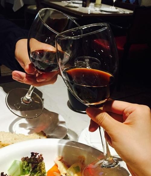 萌脸老喵叔|婚外情：西餐厅里，那些温柔的男子，对面坐的大概率不是他的妻子
