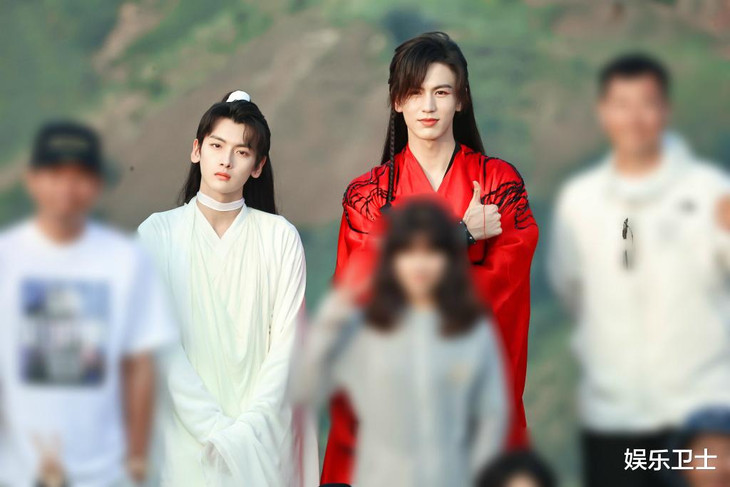 腾格尔|《吉星高照》大同杀青，翟潇闻张凌赫合影留念，谢怜比花城矮太多仪态拉胯