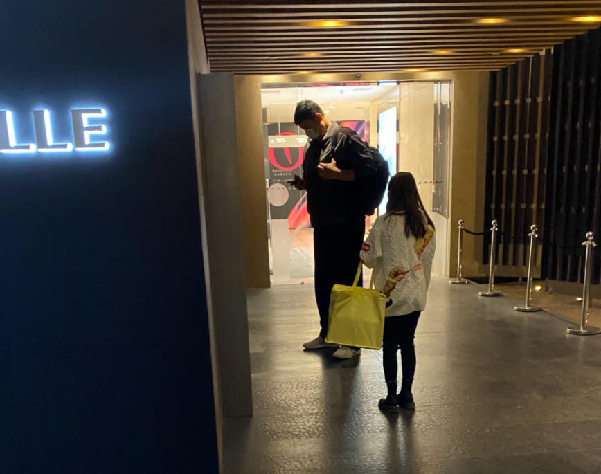 姚明|41岁姚明坐飞机被偷拍！腿太长塞不进座位，膝盖抵在椅背上憋得慌