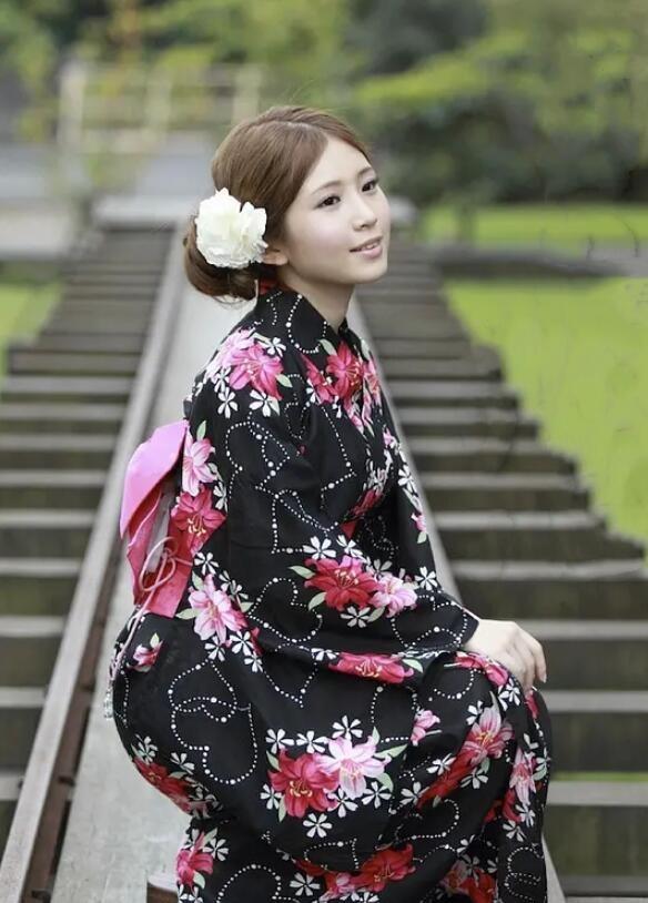 郑家纯|接二连三被“骚扰”，“鸡排妹”郑家纯是真“纯”还是“假纯”？