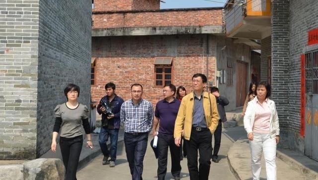 宅基地|农村有房的“偷乐”吧，根据今年的新规，宅基地将跟着房子“走”
