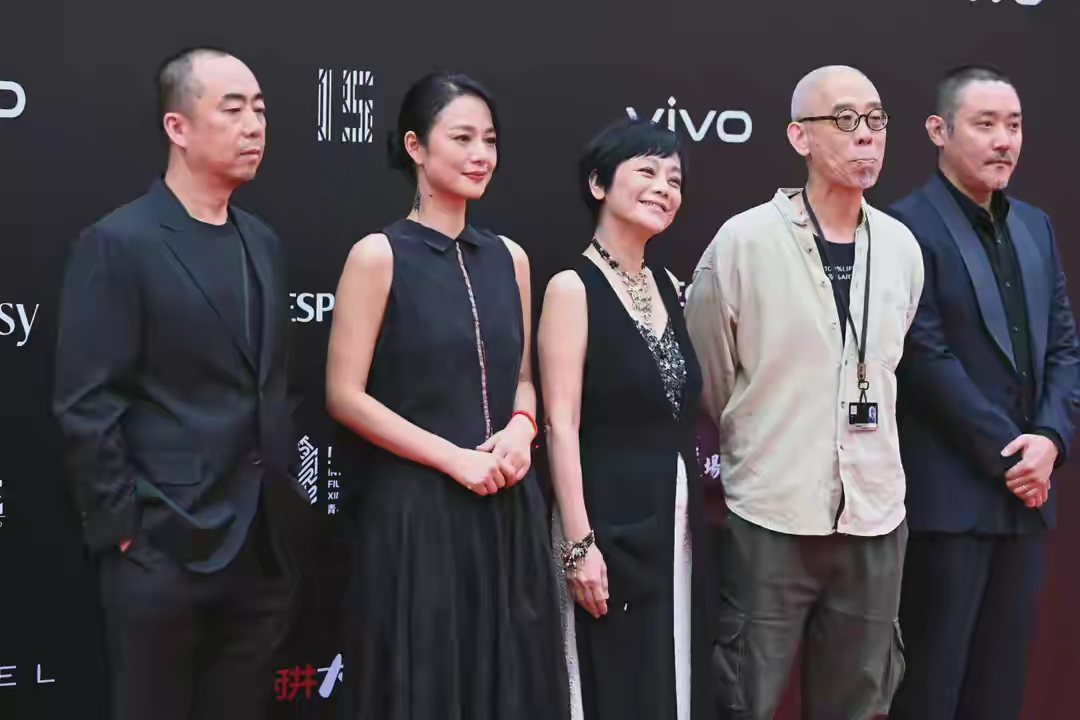 加菲猫说时尚|周冬雨瘦得吓人！穿礼服身材似小学生，含胸驼背上台阶需要人搀扶