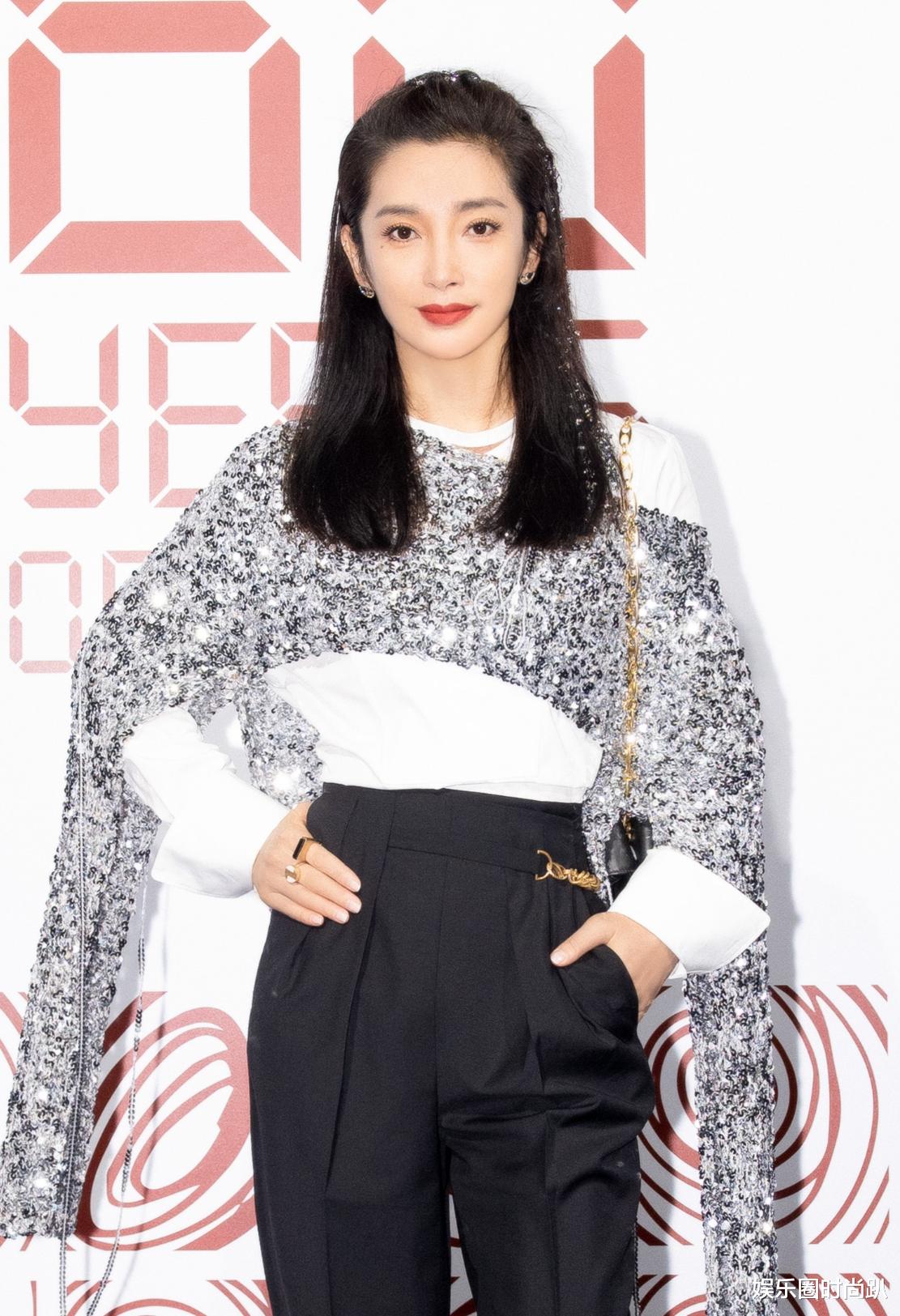 娱乐圈时尚趴|李冰冰挑战女爱豆的唱跳穿搭,从正面看,上衣只有一个巴掌宽!