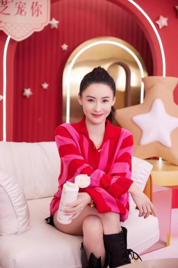 张柏芝|张柏芝直播“当众社死”！摸小鲜肉腹肌狂揩油，下一秒正主出来了