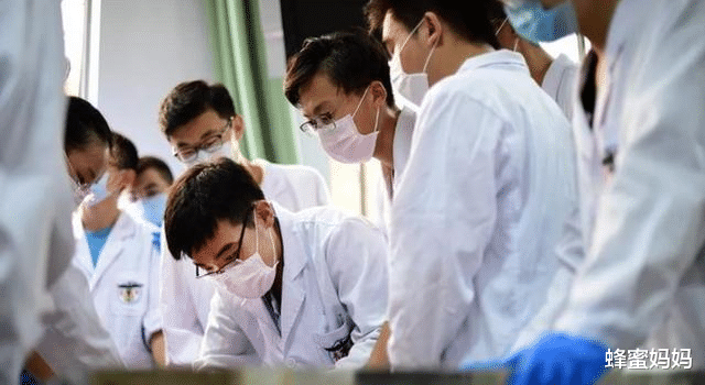 蜂蜜妈妈|“停中职、控高职”，当医学教育逐渐精英化，专科学医还有出路吗