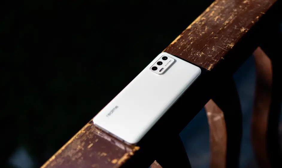 realme|仅1769元,70万跑分+65W闪充+120Hz电竞屏,友商才叫性价比