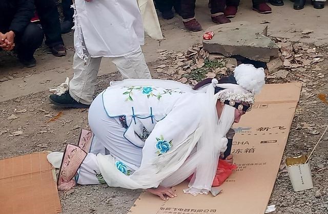 河南|河南哭丧女头牌：画血泪妆围绕棺材哭着磕500个头，职业无贵贱！