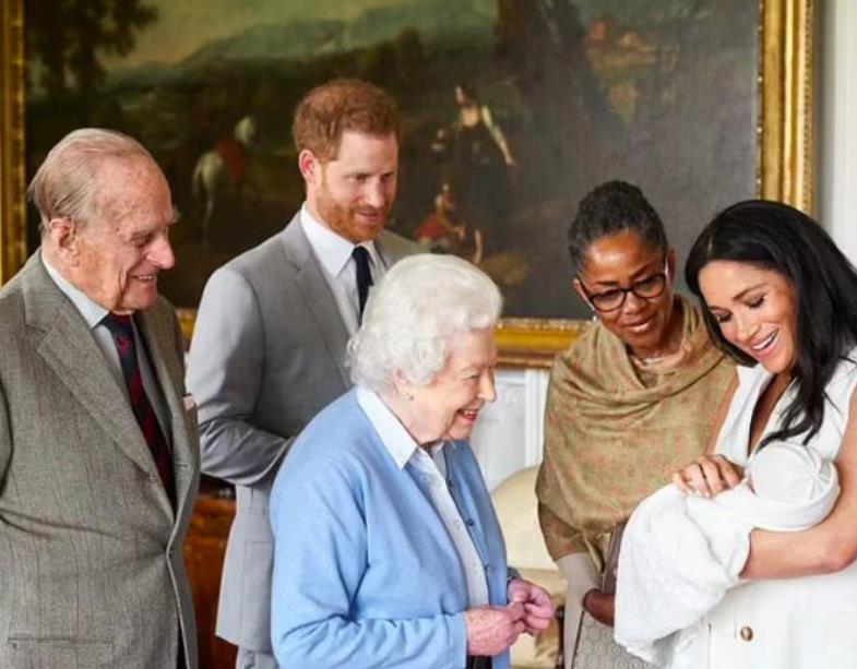 温莎城堡|女王拒绝梅根无理要求，矛盾升级举行私人洗礼，对抗王室失去理智