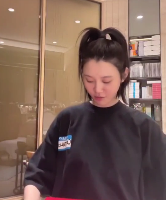 奚梦瑶|奚梦瑶挺9月孕肚露面，脸蛋和胳膊浮肿严重，透露变胖后心情有点悲伤