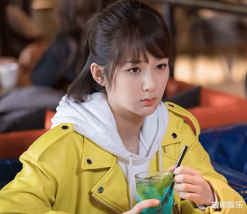 杨紫|杨紫默默捐款130万,没有宣传却挨骂,原来做好事不留名行不通了