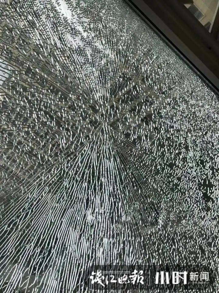 交付才3年的精装修小区,业主凌晨吓懵:玻璃窗裂成这副样子