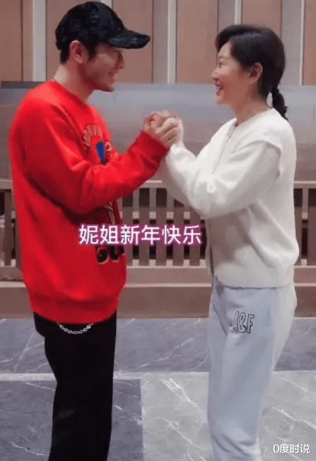 黄晓明|44岁黄晓明瘦脱相！1米79瘦到撑不起卫衣，还以为是菜市场大爷