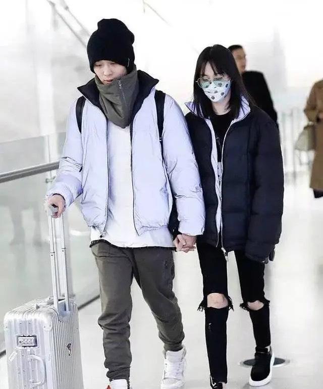 郑爽|热恋中的郑爽张恒，穿四万八情侣装，十指紧扣，满屏柠檬精的味道