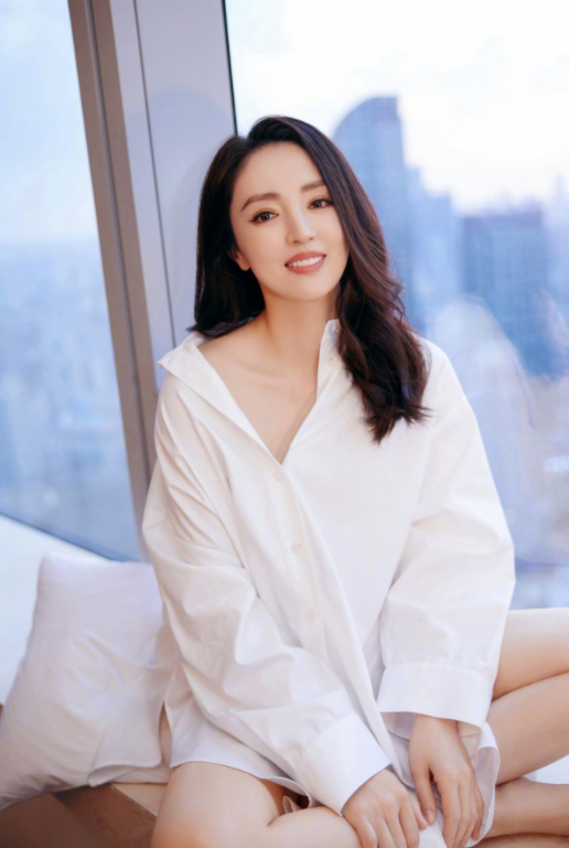 何有强 董璇可真是太清纯了，穿白衬衫故意把领口拉低，美的和仙女一样！