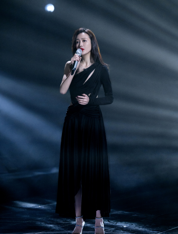 穿衣搭配|张柏芝美得惊艳，王鸥又美又撩，胡静从头到脚不到五百元