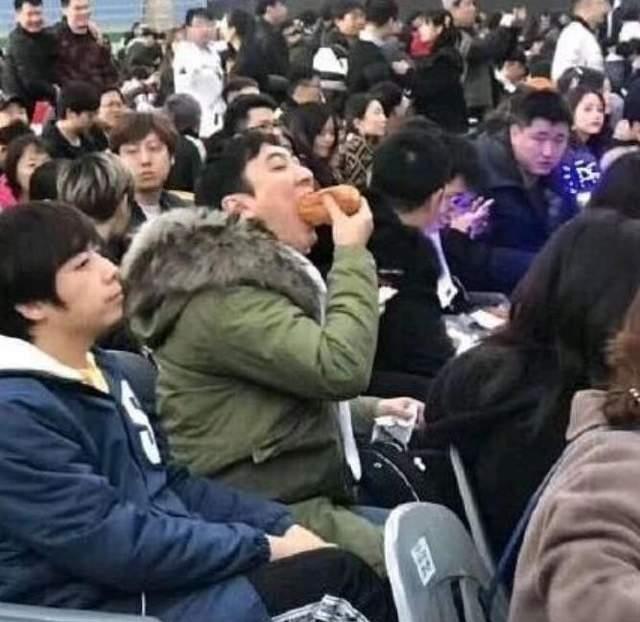 王思聪|王思聪过34岁生日，身边美女环绕，他却一改往日高调，略显害羞