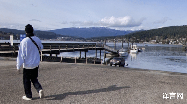 李敏镐|33岁李敏镐穿运动装散步，路边吃饼干无包袱，女友视角下像高中生