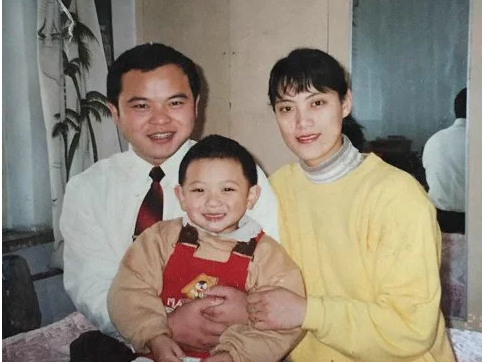 黄子韬|暖心的黄子韬，陪聋哑发小学哑语，他的善良打脸多少人？