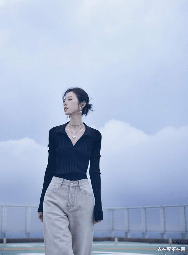 衣在配不在贵|今年火了一种穿法，叫“上深下浅”，学周雨彤这样穿，优雅又高级