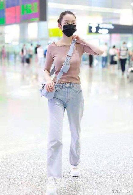 吉娜·爱丽丝|郎朗娇妻吉娜高调走机场，穿紧身衣秀3D身材，居然比产前还要苗条