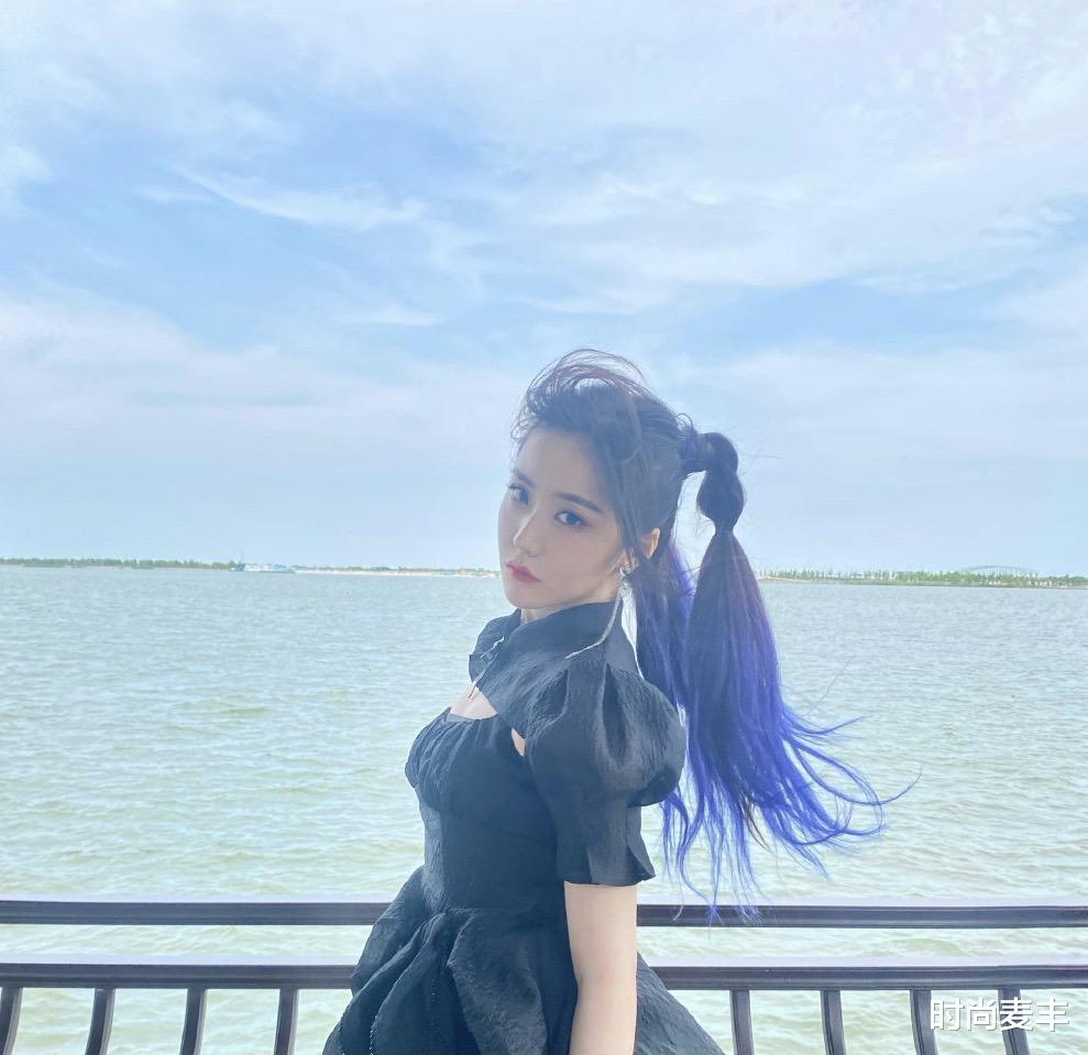 王诗龄|硬糖少女王艺瑾这个发型太酷了，蓝紫色双马尾配黑色裙，酷帅有型