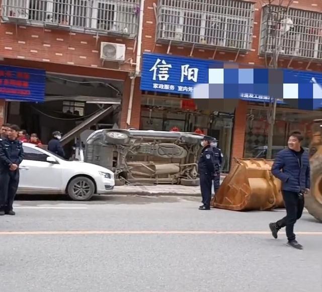 贯丹萱 信阳新县一铲车，铲翻路边小汽车，撞坏路边卷闸门，无人员伤亡