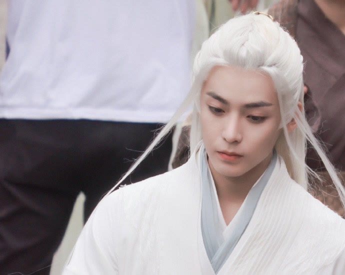 侯明昊|侯明昊再出新剧，古装白衣造型“惊为天人”，网友直呼：太绝了