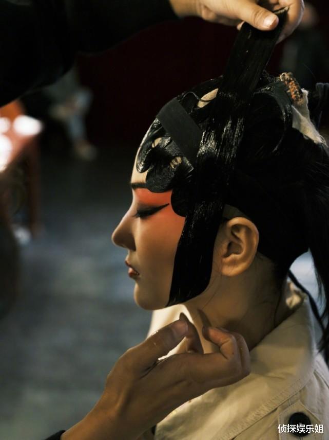 张馨予|张馨予罕晒京剧扮相，穿戴超重戏服演绎穆桂英，又美又飒超惊艳