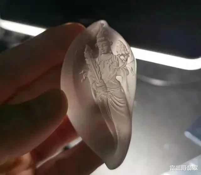 翡翠|玉赏 | 肉质细腻的翡翠片料,融合精湛的雕工,起货效果绝了!