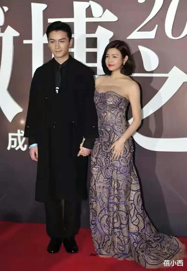 蓓小西|陈妍希明明比陈晓大4岁，却被宠成小女孩，尤物身材穿抹胸裙真美