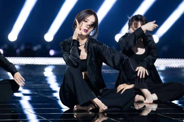 佟丽娅|佟丽娅暗黑系新造型曝光，一袭暗黑系造型又酷又飒！